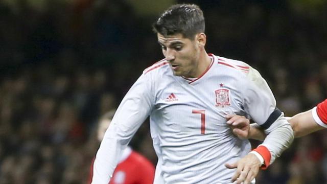 Morata pelea un balón con la Selección contra Gales