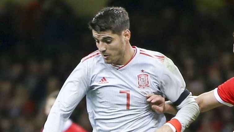 Morata pelea un balón con la Selección contra Gales