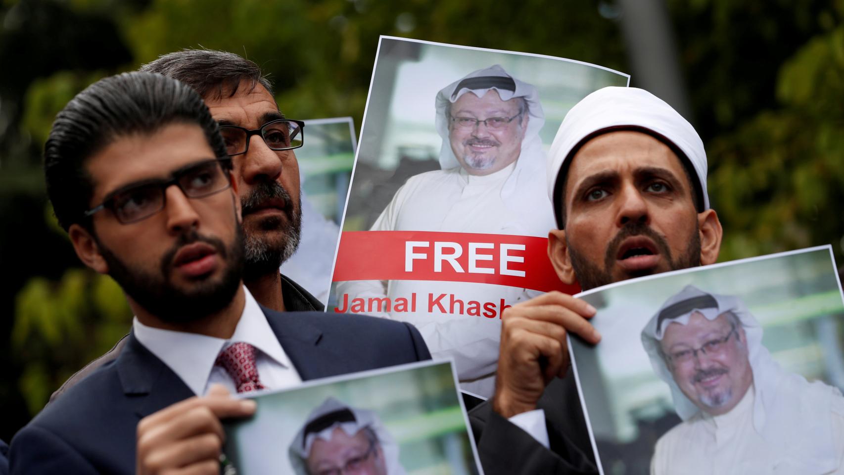 Activistas de derechos humanos sostienen fotos de Khashoggi, en una protesta en Estambul.