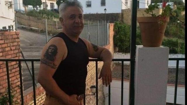 José María posa y enseña el tatuaje del Che Guevara.
