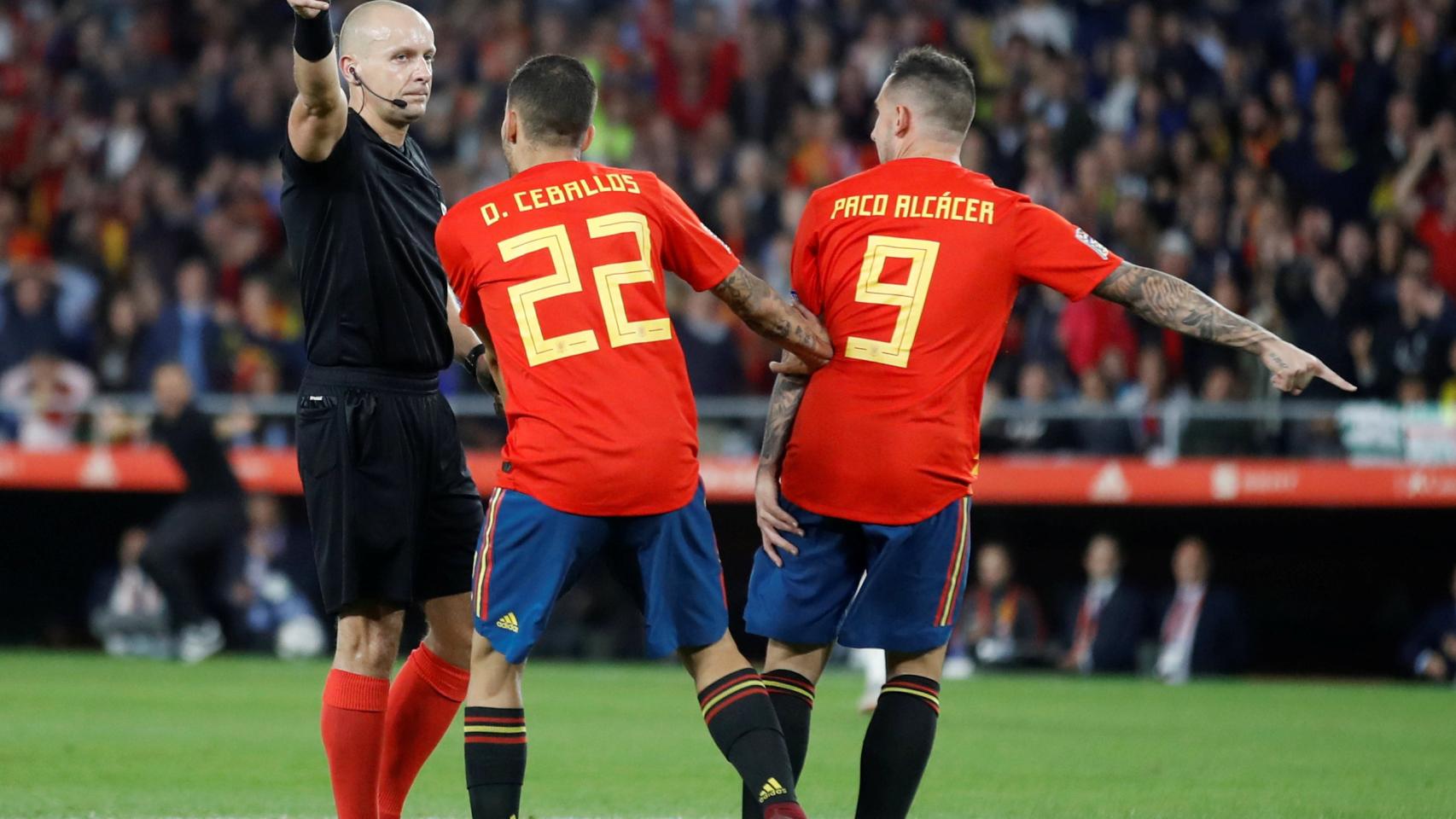 Ceballos y Alcácer protestan al árbitro en el España - Inglaterra