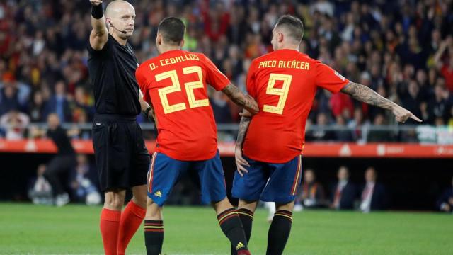 Ceballos y Alcácer protestan al árbitro en el España - Inglaterra