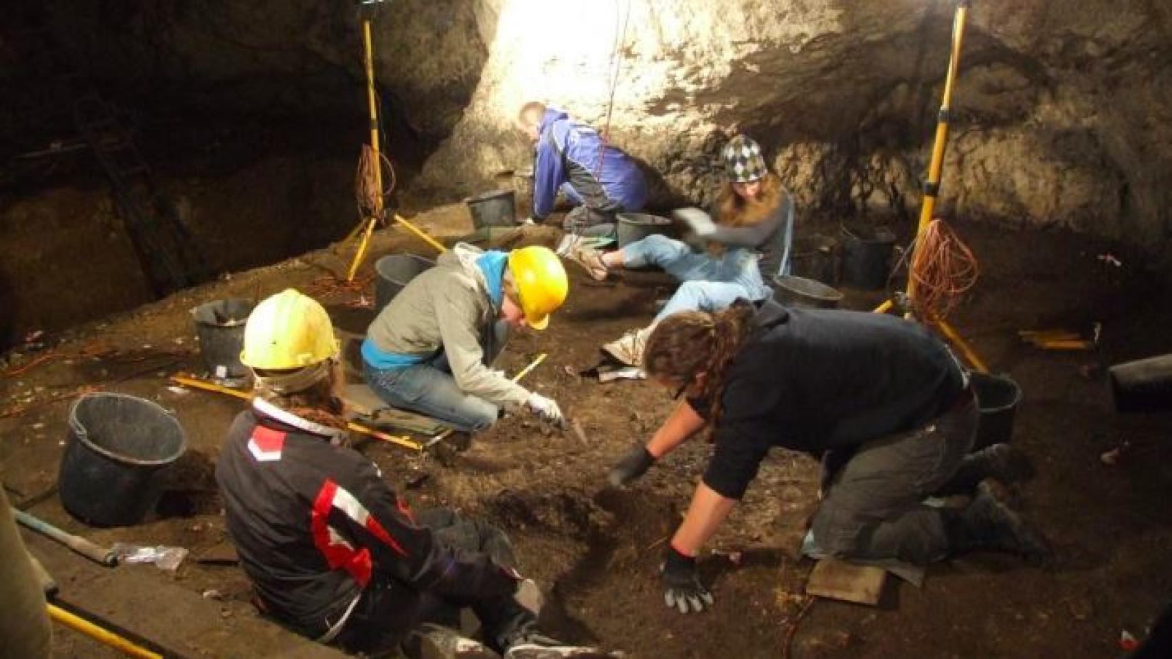 Imágenes de la excavación donde se encontraron los restos del niño devorado por un pájaro gigante.