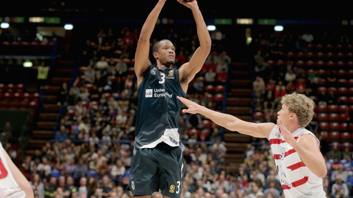 Randolph lanza ante la presión de un defensor. Foto: Twitter. (@ACBCOM)