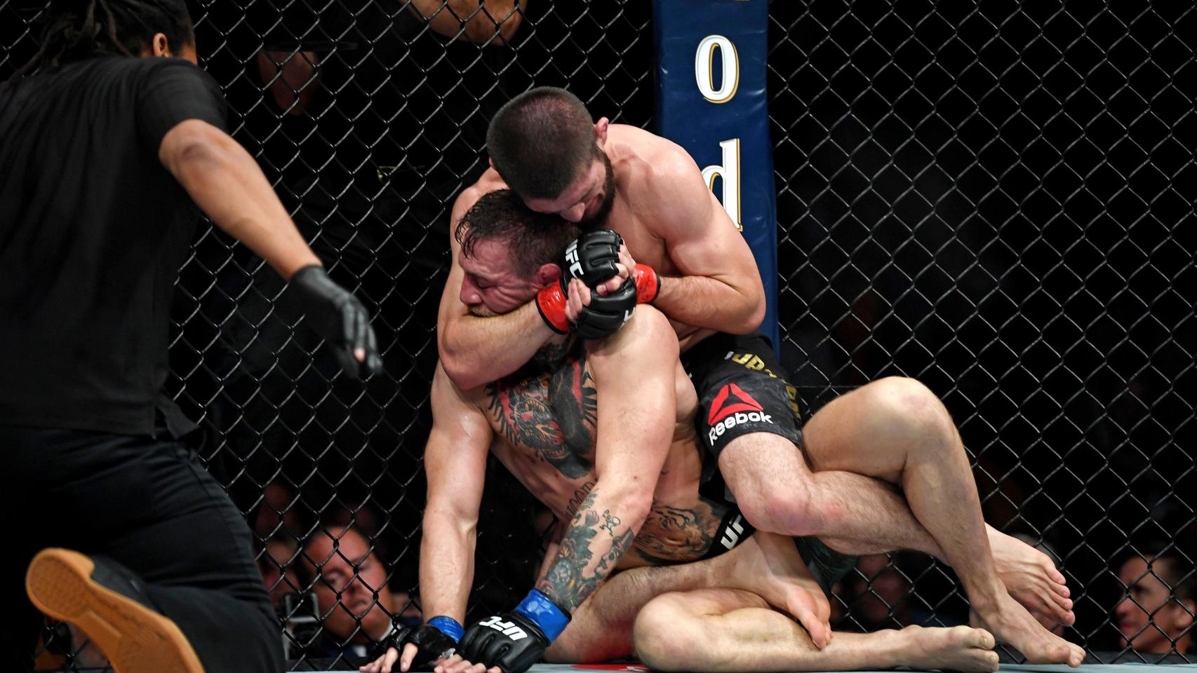 McGregor, justo antes de rendirse ante Khabib.
