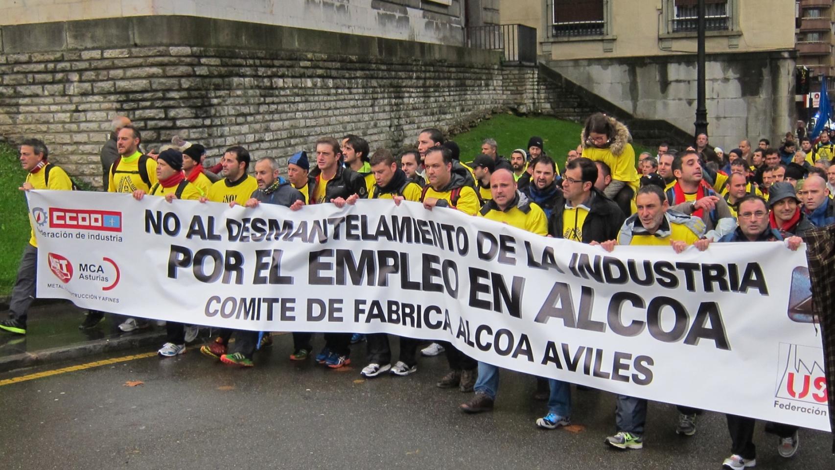 Manifestantes de Alcoa contra el cierre de las plantas.