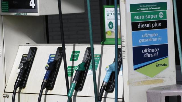 Imagen de un surtidor en la gasolinera.