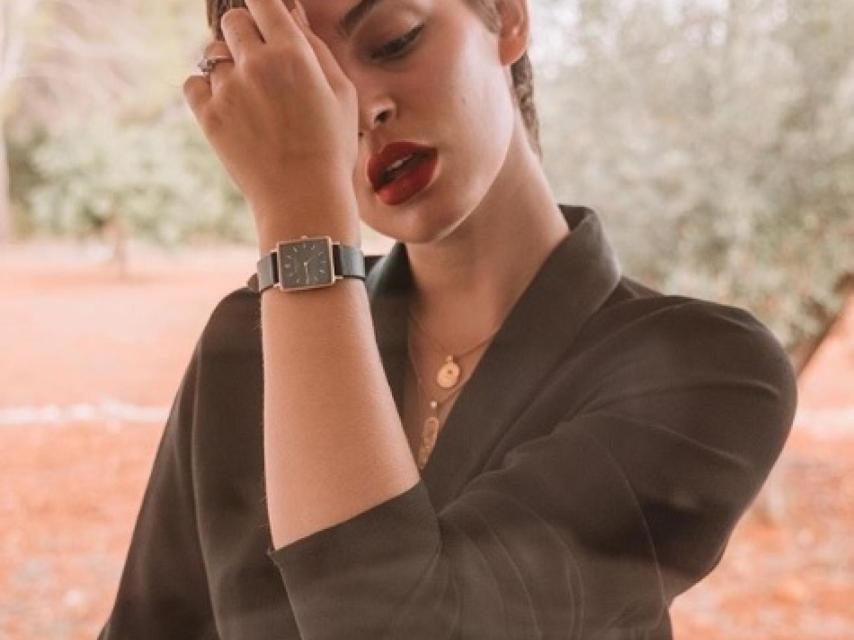 Laura Escanes con un reloj de 'Rosefield'.