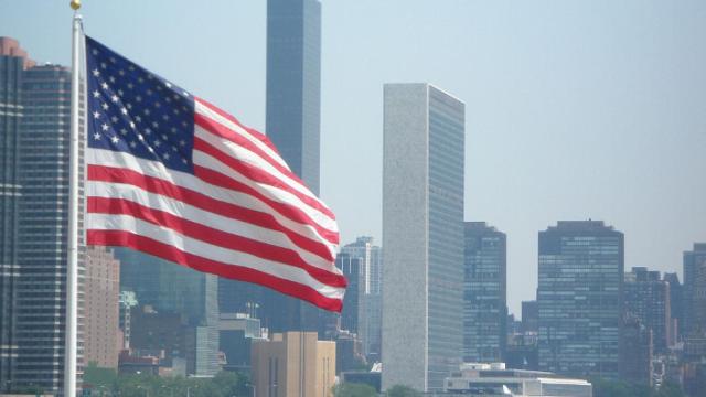 La bandera de Estados Unidos ondea en una imagen de archivo.