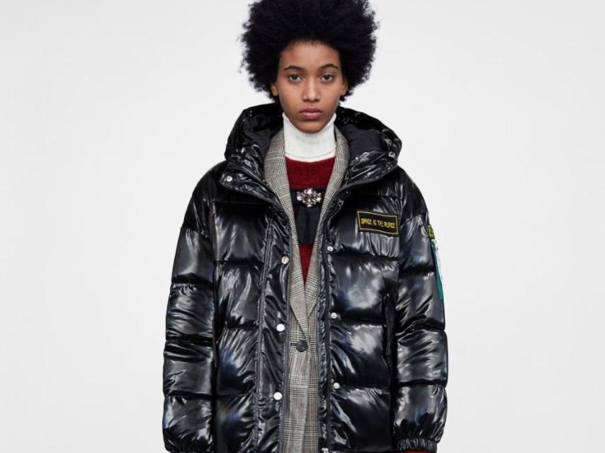 Abrigo de plumas de Zara.