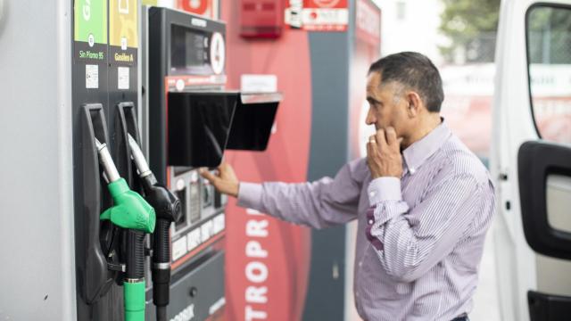 Un cliente hace uso de la gasolinera Petroprix.