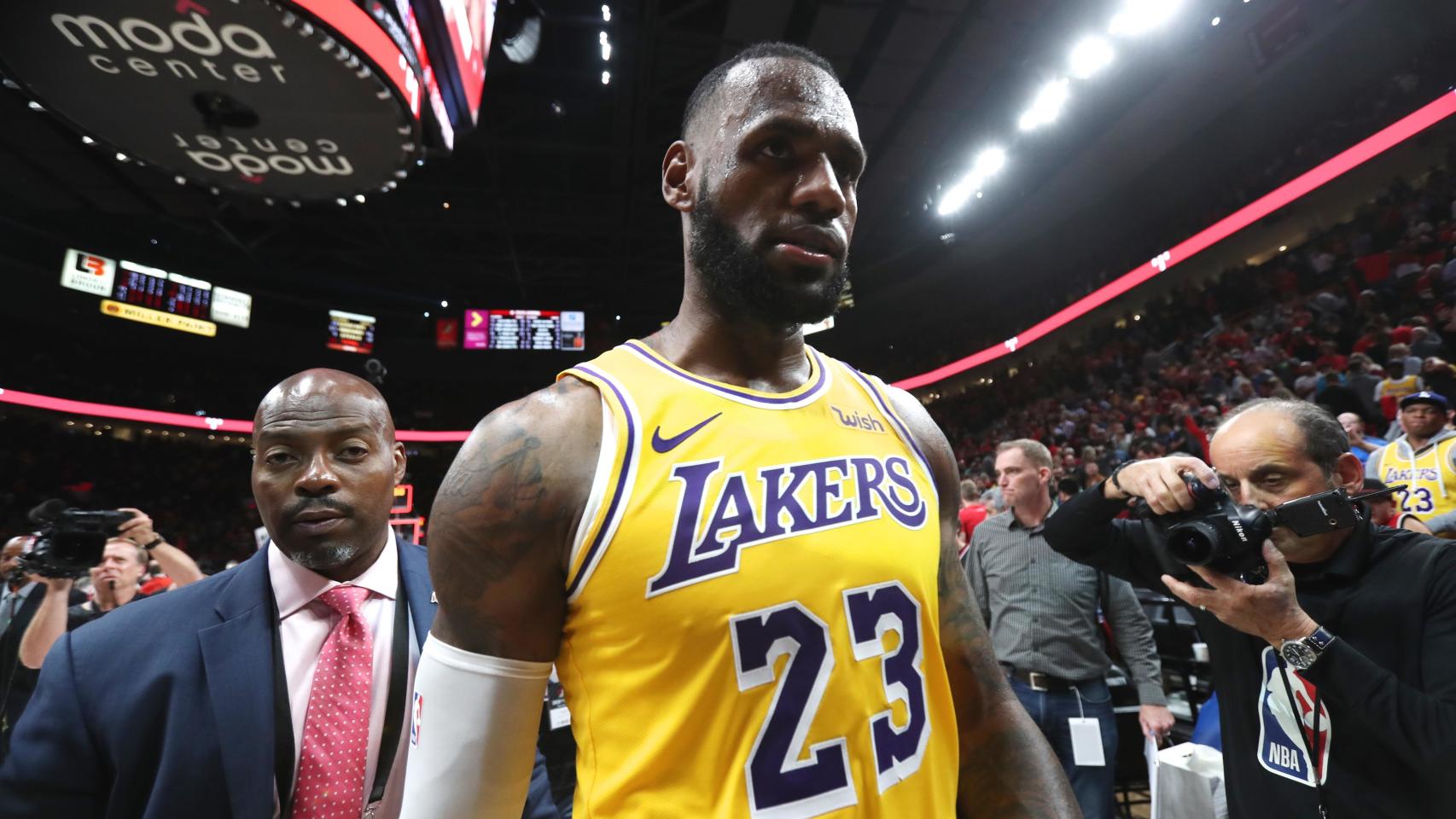 Lebron se retira de la pista tras perder contra los Portland Trail Blazers