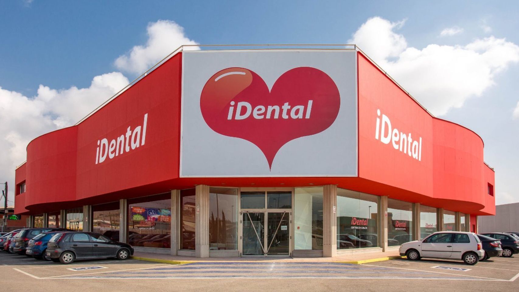 Fachada de una de las clínicas de iDental.