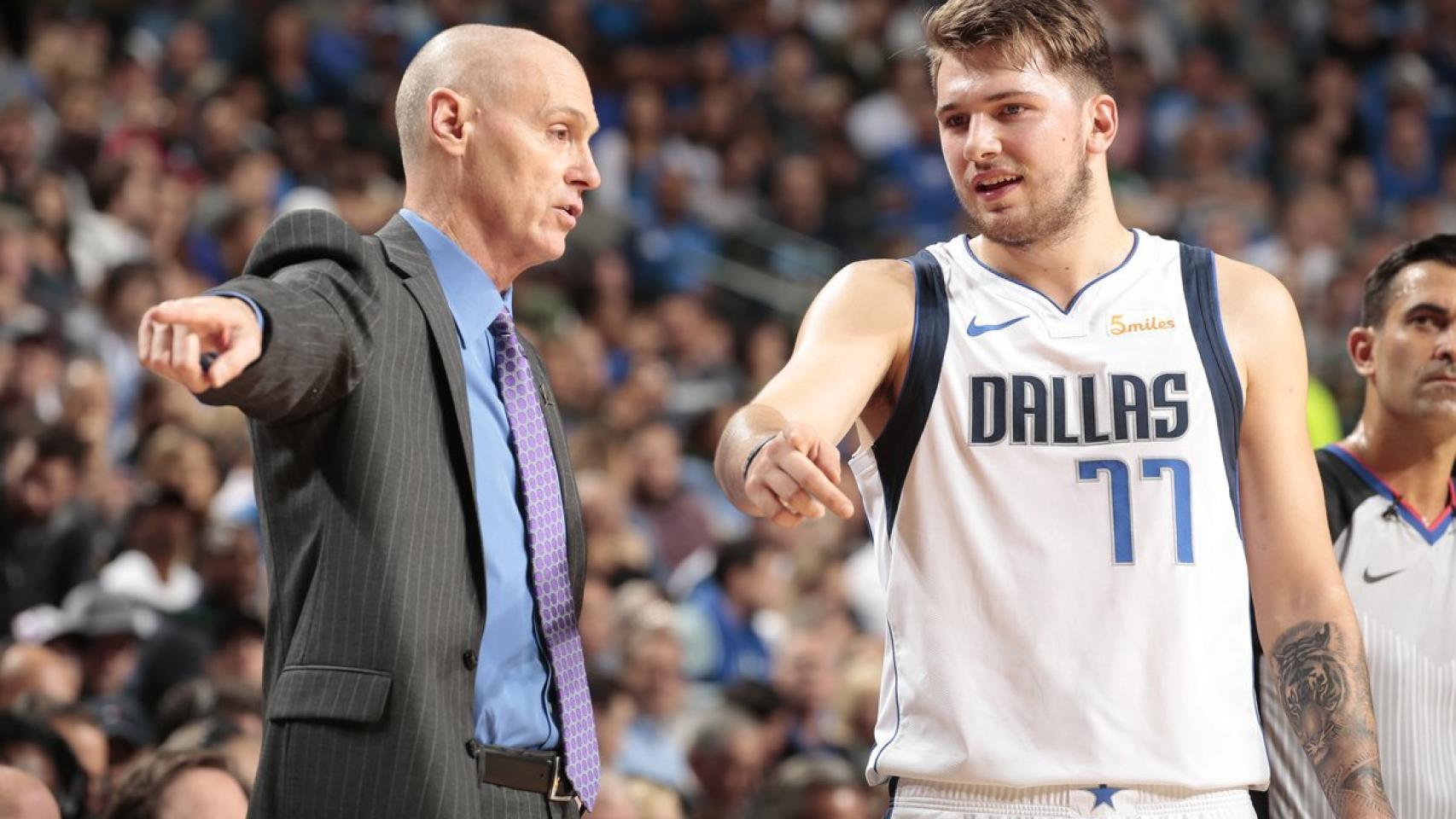 Carlisle habla con Doncic. Foto: Twitter (@dallasmavs)