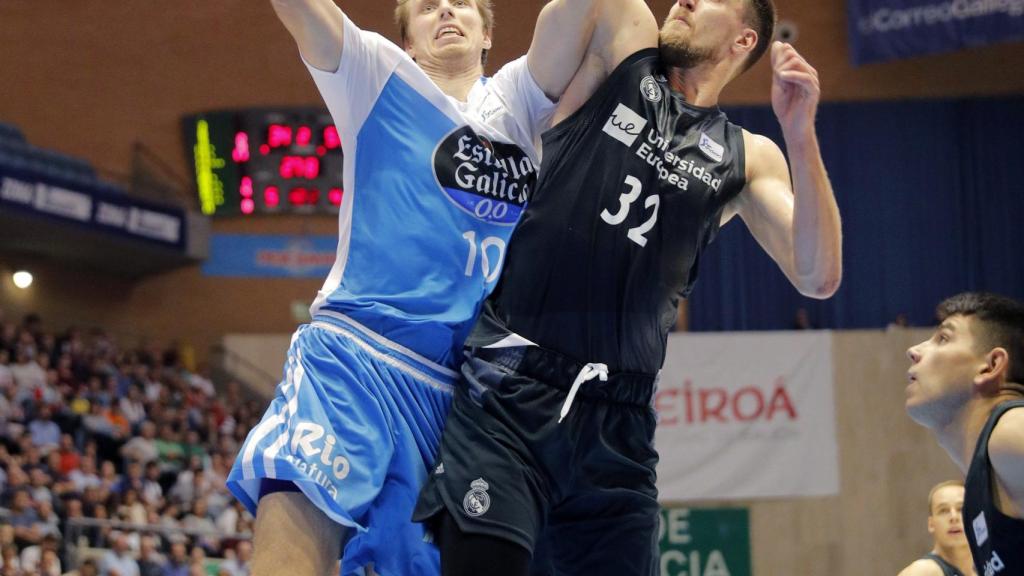 Kuzmic intenta taponar al pívot rival