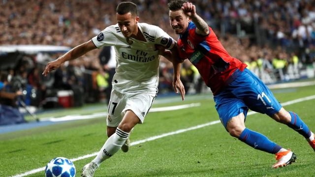 Lucas Vázquez pelea un balón con el centrocampista del Viktoria Pilsen Milan Petrzela