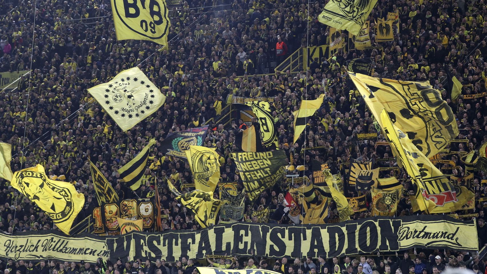 La grada del Signal Iduna Park en un duelo de Champions League.