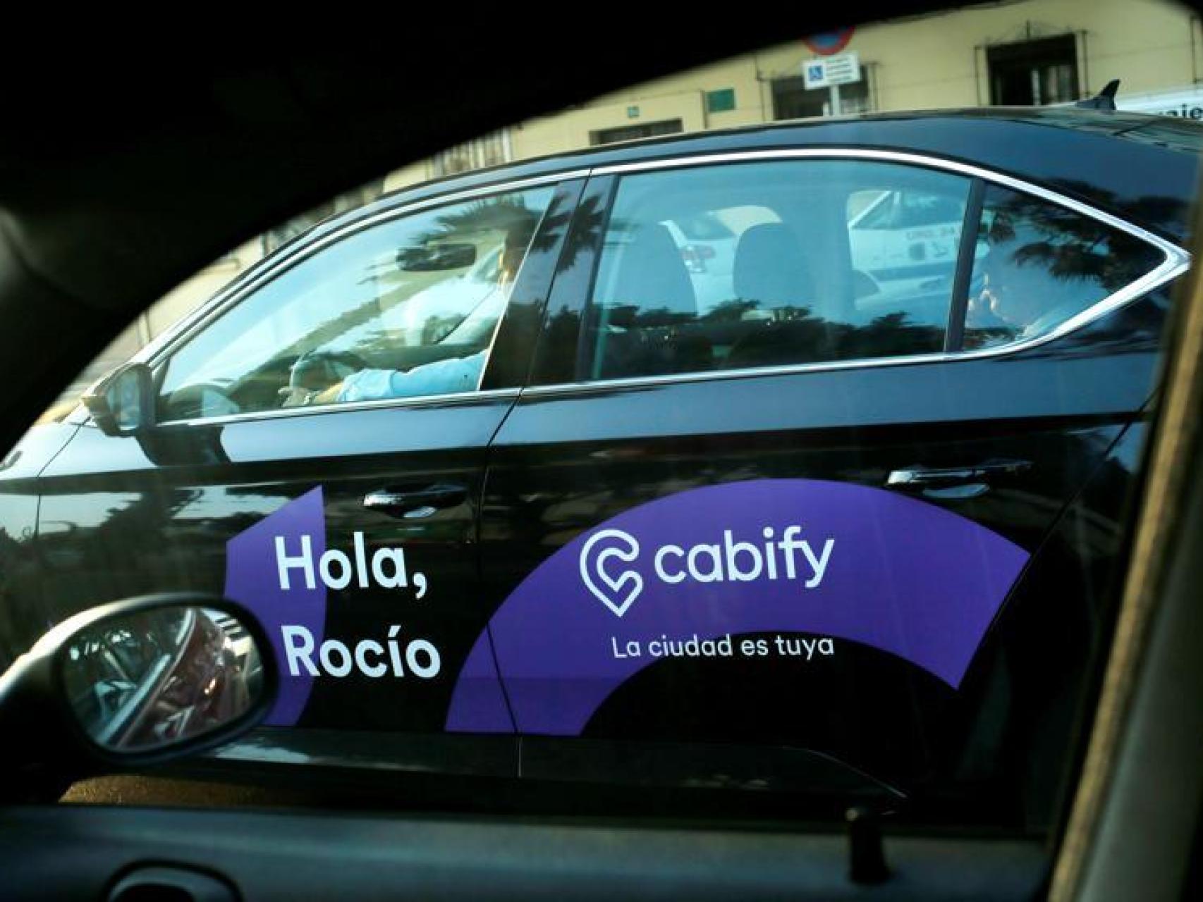 Coches de VTC en una imagen de archivos en las calles de Barcelona.