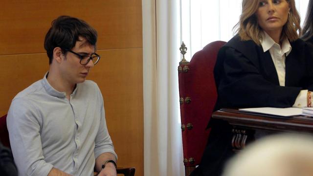 Nogueira, en la sala del juicio. Junto a él, su abogada, Bárbara Royo.