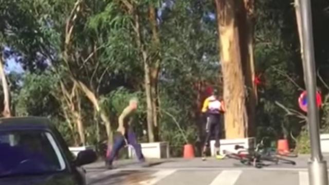 Martillazos a dos ciclistas por una discusión de tráfico