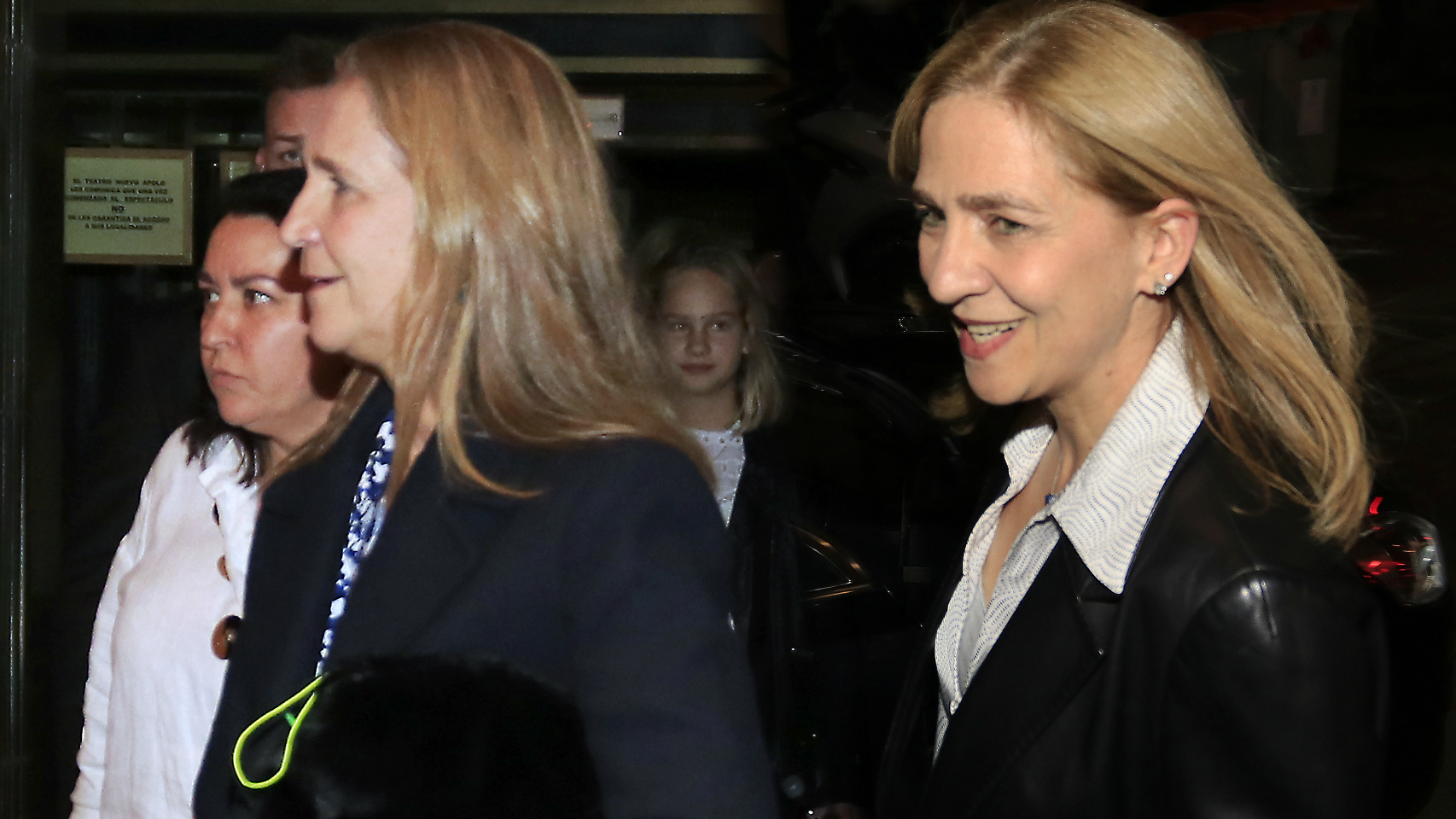 La Infanta Cristina y la infanta Elena en un montaje.