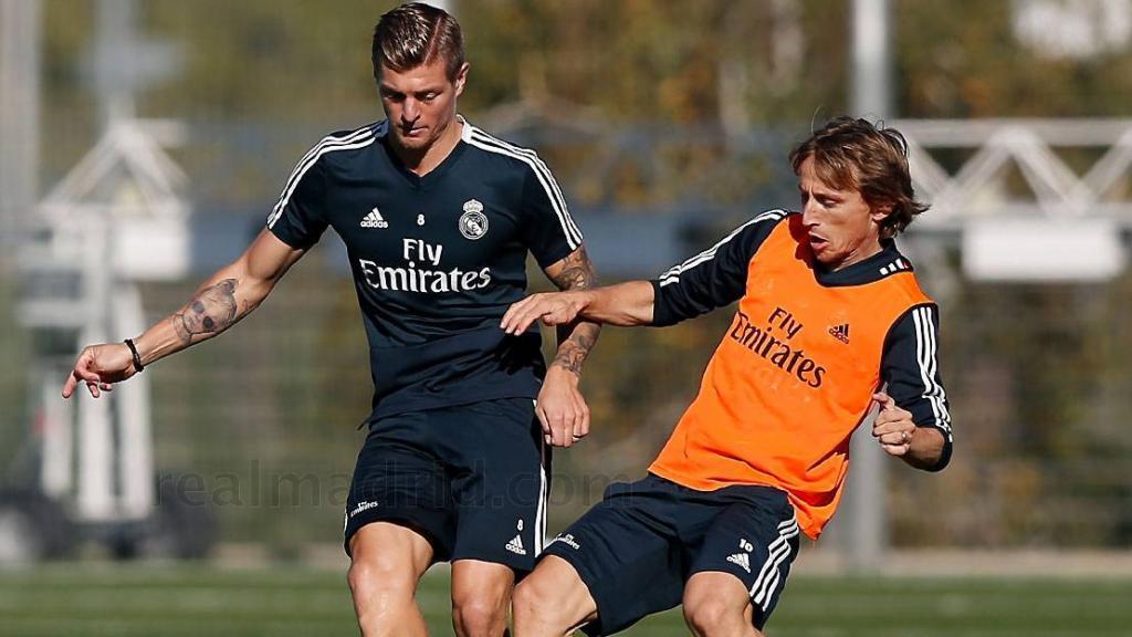Kroos y Modric pelean un balón