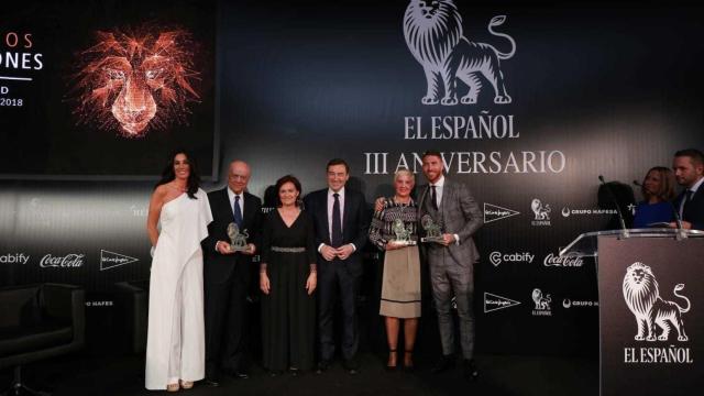 De  izquierda a derecha: Eva Fernández, consejera delegada de EL ESPAÑOL; Francisco González, presidente del BBVA; Carmen Calvo, vicepresidenta del Gobierno; Pedro J. Ramírez, director de EL ESPAÑOL;  Rosa María González, madre de Fernando Raigal; y Sergio Ramos, capitán del Real Madrid y de la selección española de fútbol.