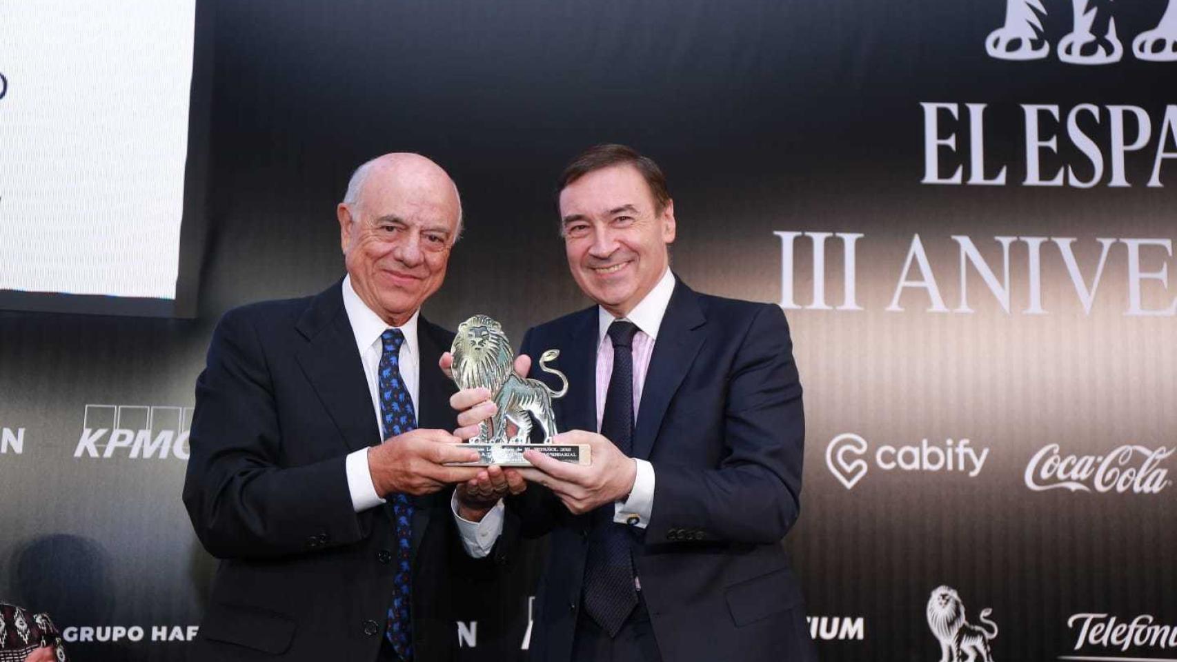 Francisco González, presidente del BBVA, recibe el premio León de El Español 2018 de manos de Pedro J. Ramírez.