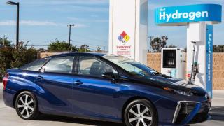 El Toyota Mirai incorpora tecnología de pila de combustible y tecnología híbrida.