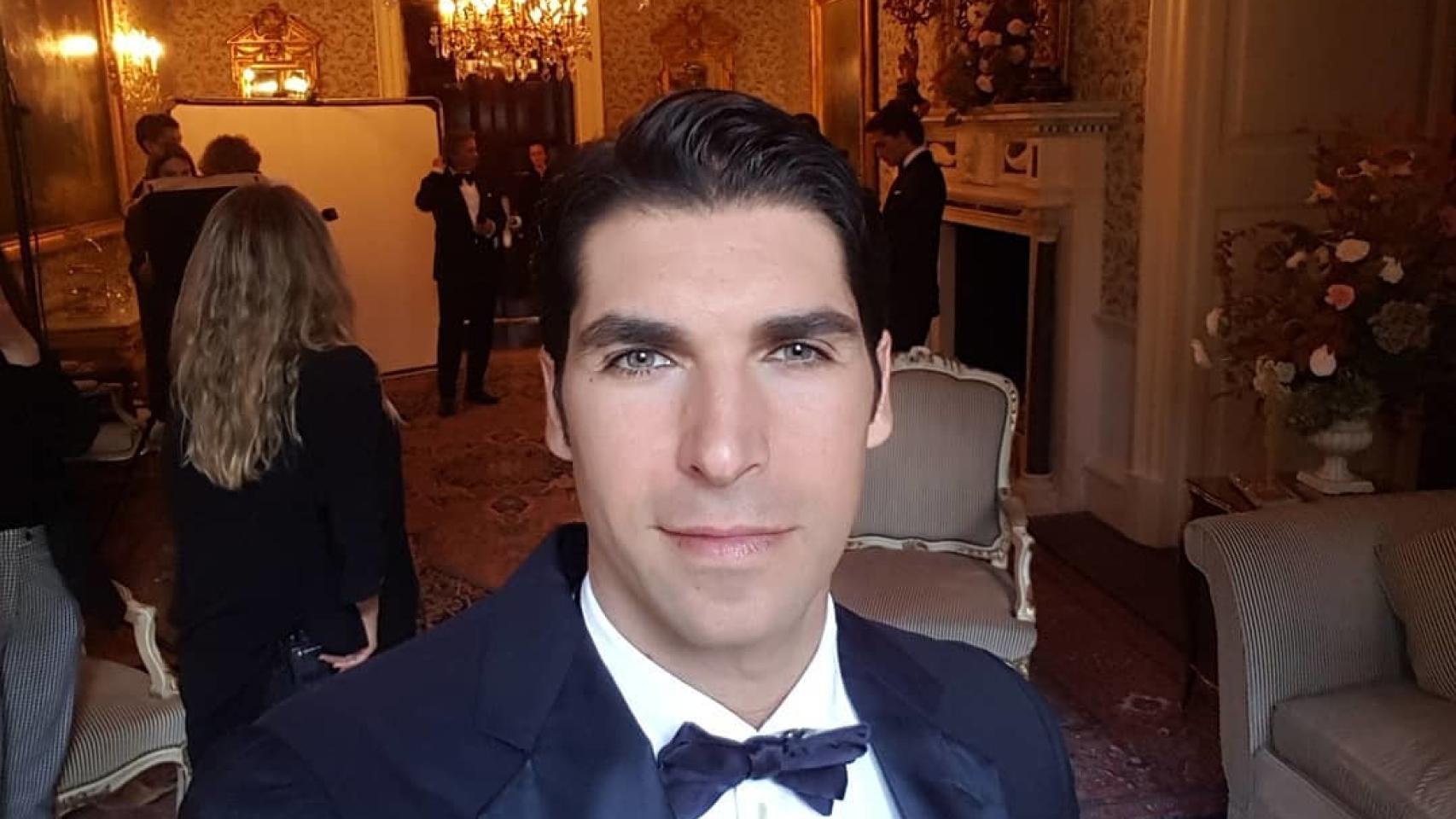 Cayetano Rivera posando en el palacio.