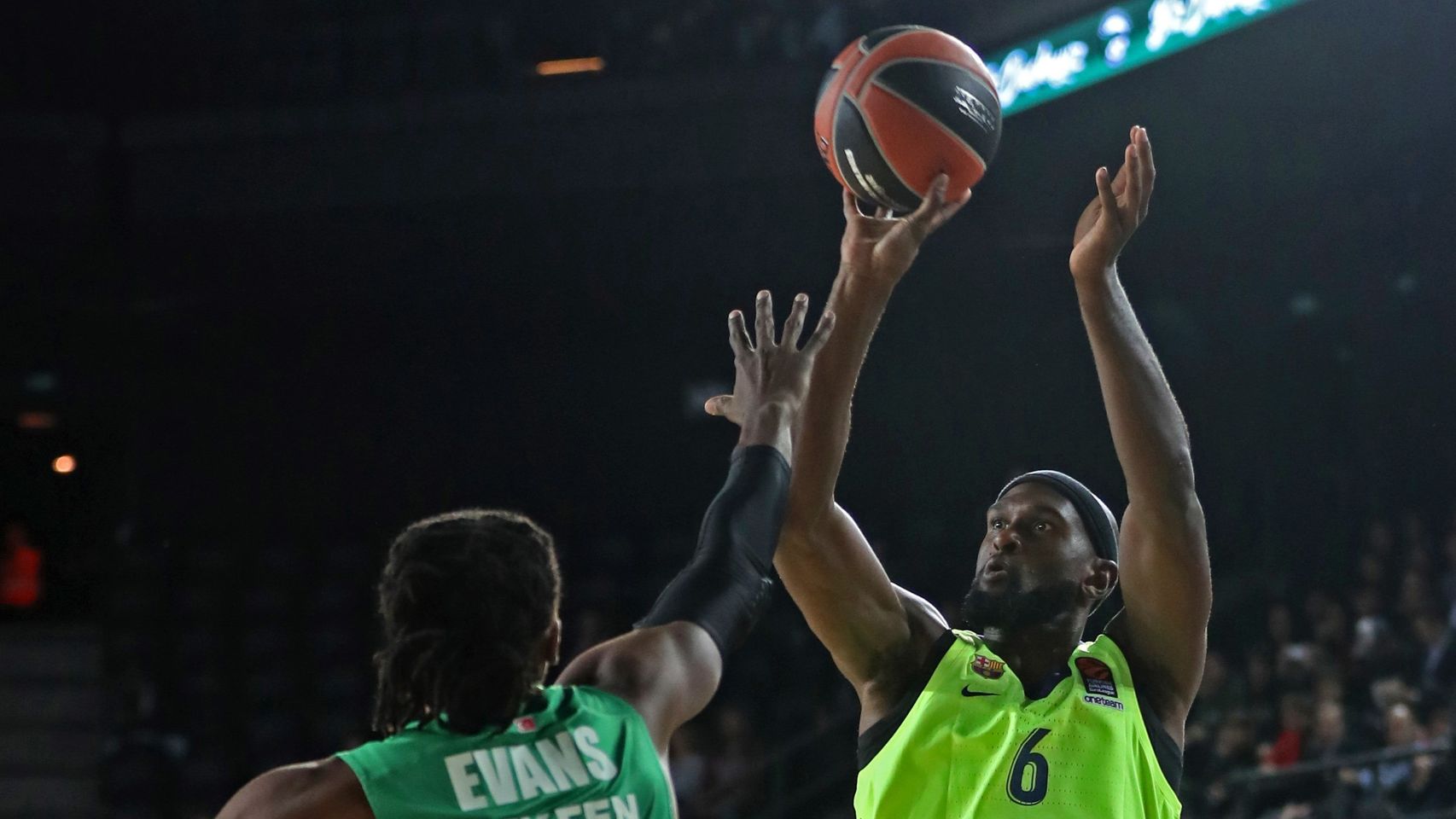Evans defiende el tiro de Singleton