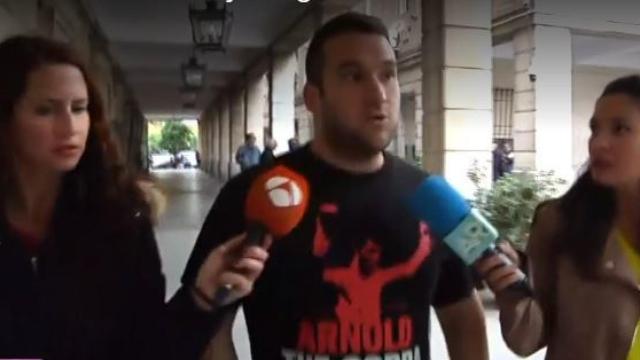 José Ángel Prenda hoy a la salida de los juzgados.