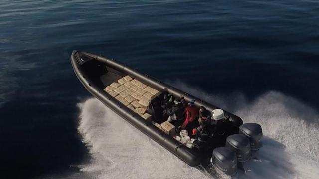 Una lancha cargada de fardos de hachís cruza las aguas del Estrecho de Gibraltar.