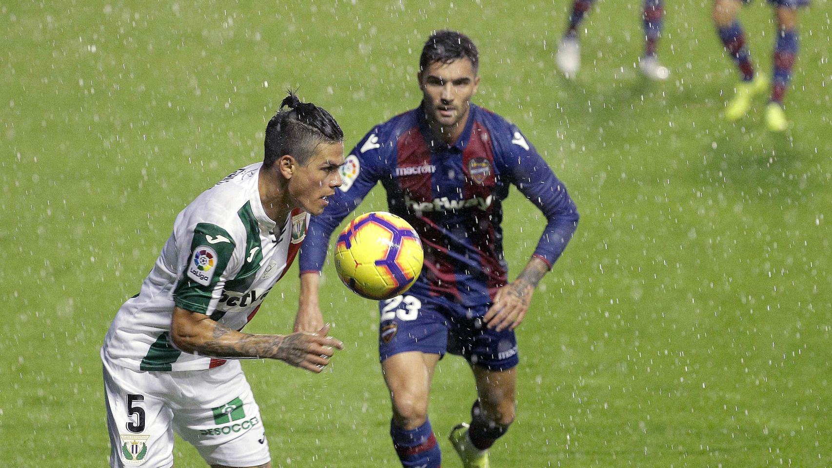Salgueiro y Jonathan Silva pelean por un balón