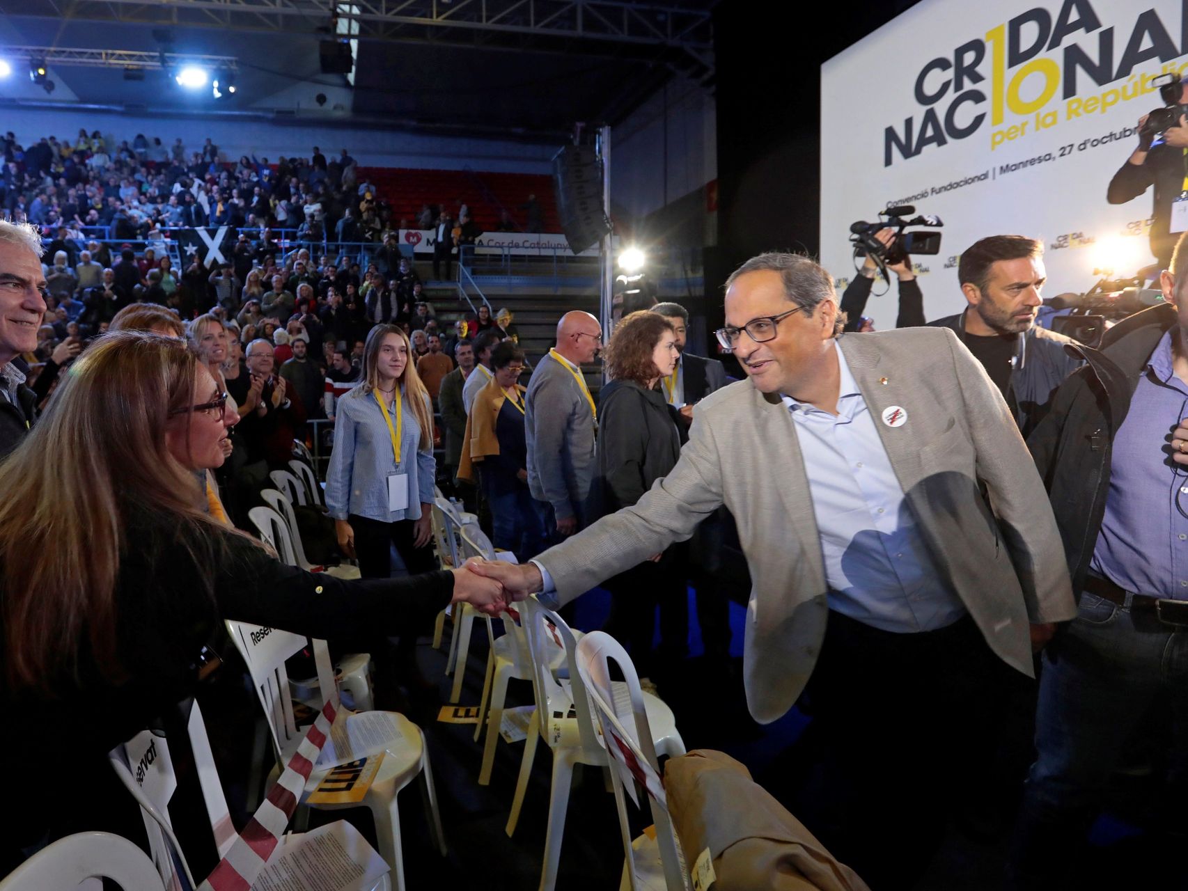 Quim Torra saluda a los asistentes a la puesta de largo de la Crida de Puigdemont, en Manresa.