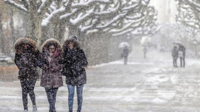 Foto de archivo de varias personas entre la nieve en Burgos.