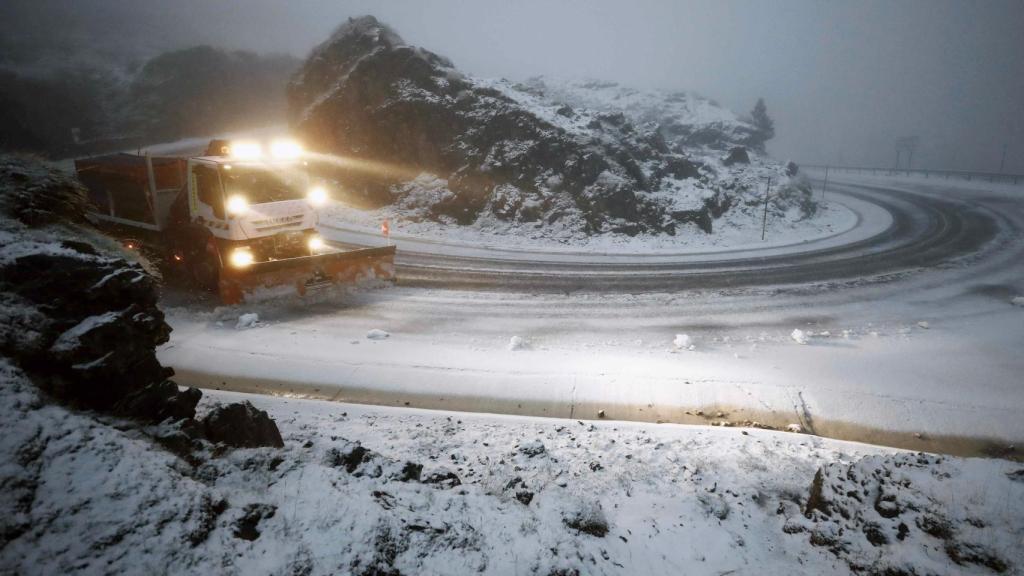 Un camión quitanieves despeja la NA-137 en el puerto de Belagoa, en Navarra. (Archivo)