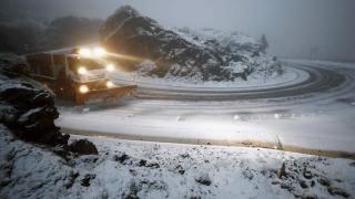 -Un camión quitanieves despeja la NA-137 en el puerto de Belagoa.