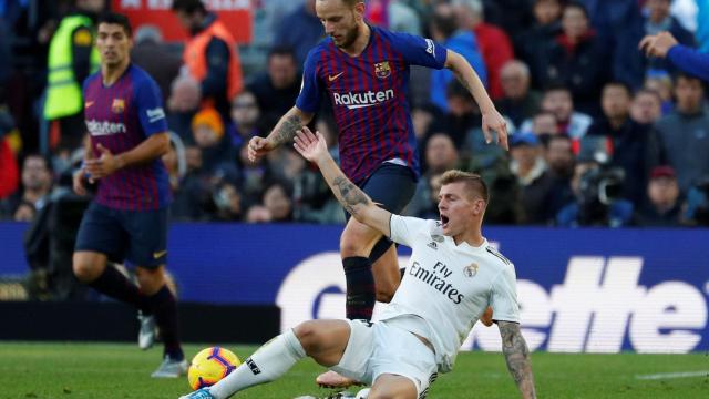 Kroos protesta, desde el suelo, al colegiado una acción de Rakitic