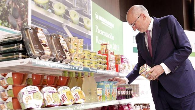 El presidente de Mercadona, Juan Roig, con algunos de sus productos, en una imagen de archivo.
