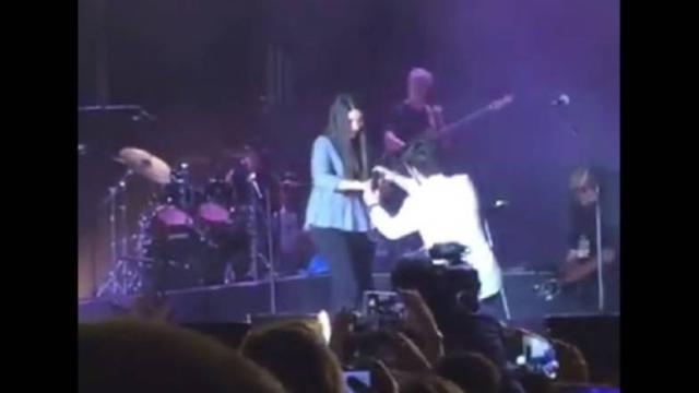 El novio hincando rodilla en el vídeo publicado en Twitter