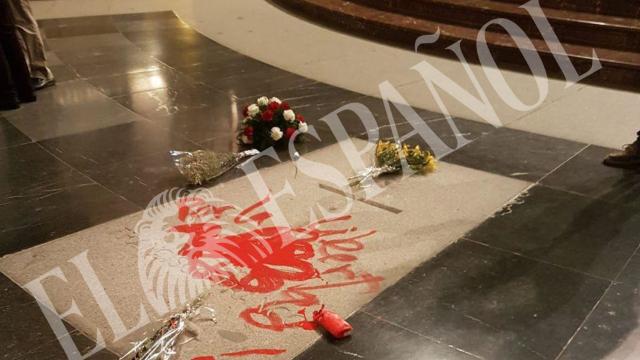 La lápìda de Franco tras ser pintada.