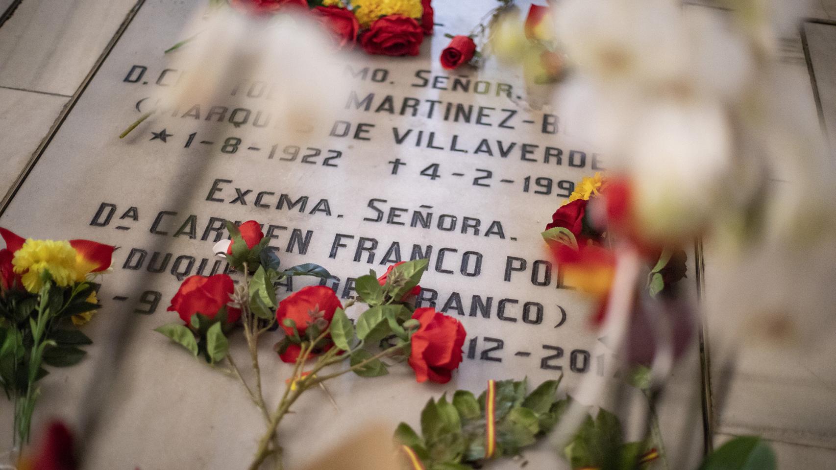 Las flores frescas se amontonaban sobre el nicho de la familia Franco.