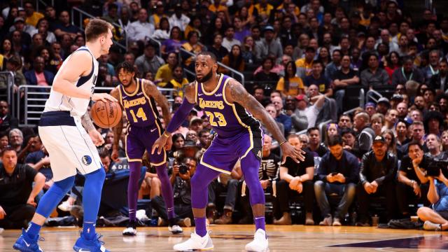 Luka Doncic ante LeBron James. Foto: mavs.com
