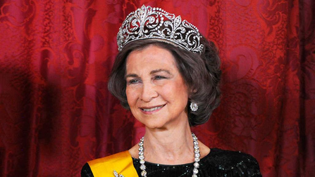 La reina Sofía con la tiara de la flor de lis.
