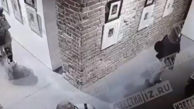 Las cámaras de seguridad del centro grabaron el altercado.
