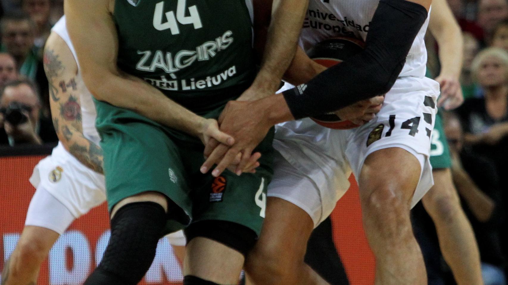 Gustavo Ayón pelea por un balón ante el Zalgiris