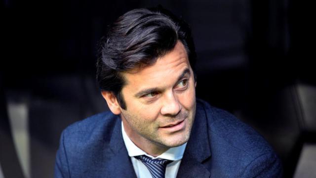 El entrenador del Real Madrid, el argentino Santiago Solari, en el banquillo en el partido ante el Real Valladolid