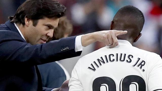 Solari da instrucciones a Vinicius antes de saltar al campo