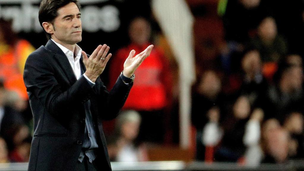 Marcelino dando instrucciones